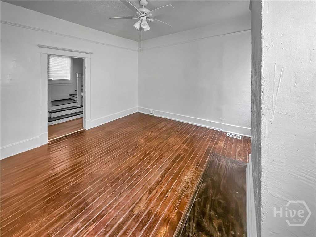 1022 W 46th St - Photo 3 of 22