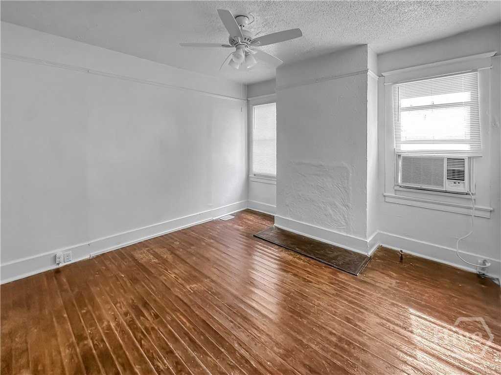 1022 W 46th St - Photo 4 of 22