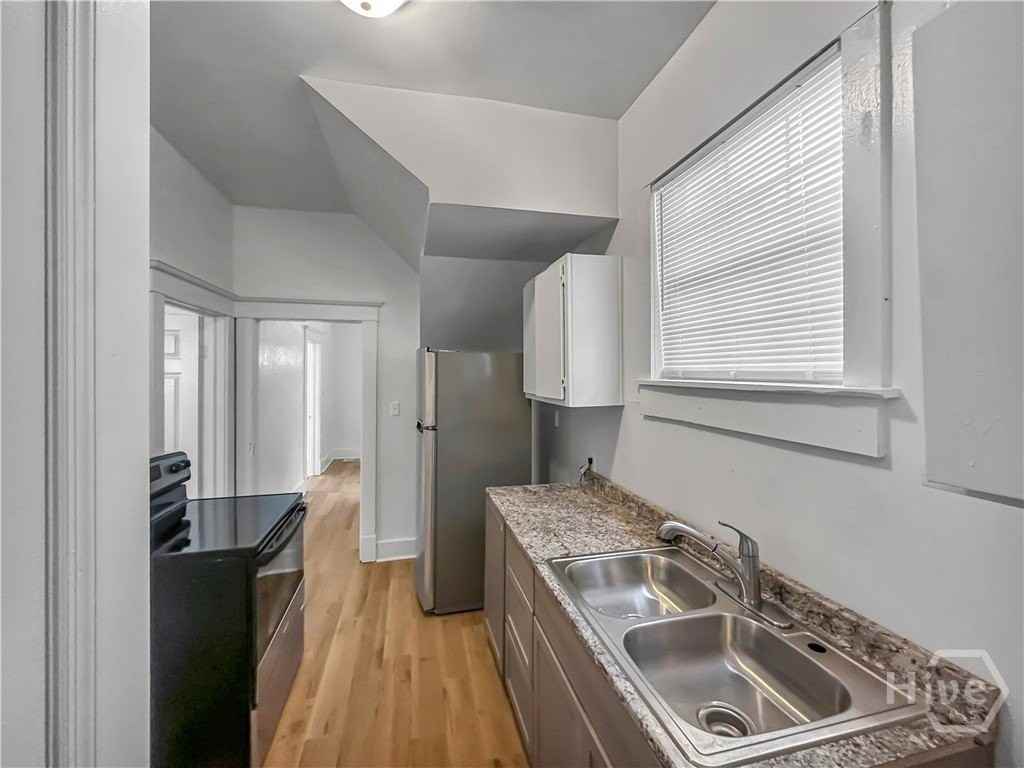 1022 W 46th St - Photo 6 of 22