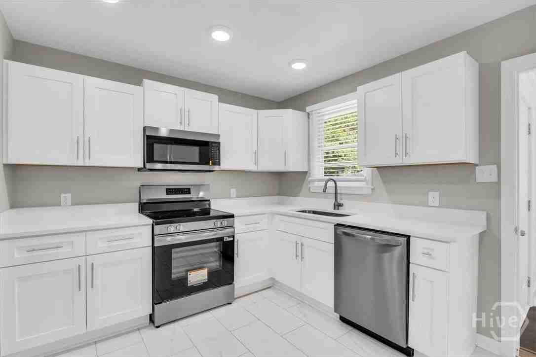 928 W 38th St - Photo 3 of 13
