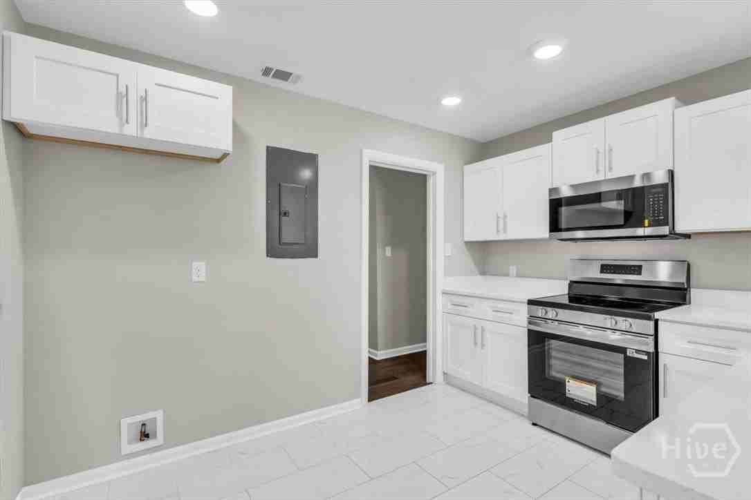 928 W 38th St - Photo 4 of 13