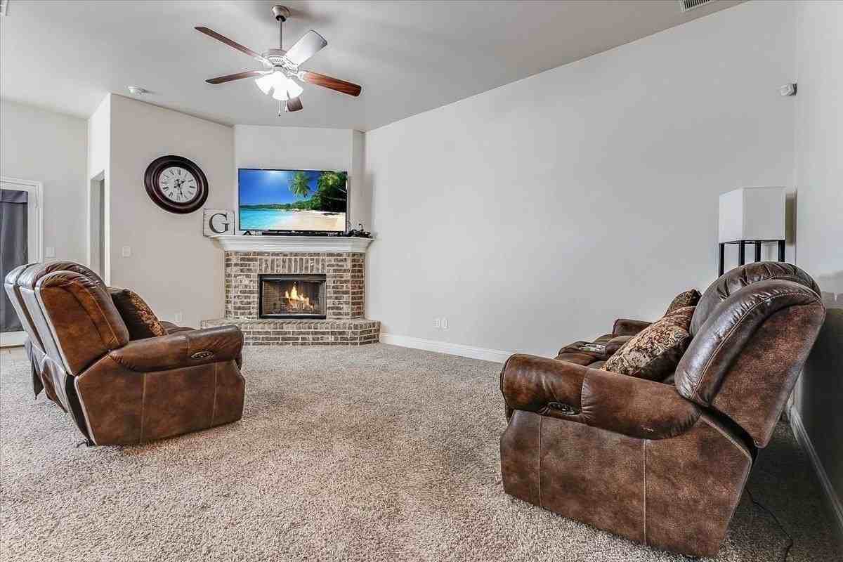 13612 Waco Ave - Photo 5 of 16