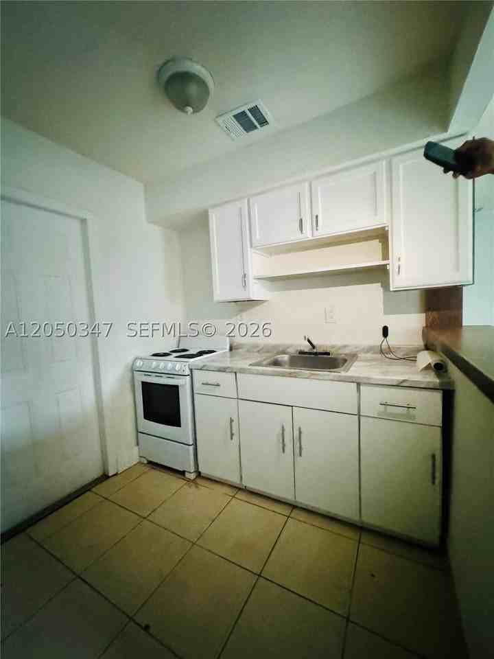800 Nw 56th St #3 - Photo 4 of 4