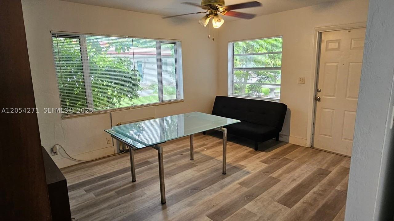 808 Ne 10th St #3 - Photo 3 of 14