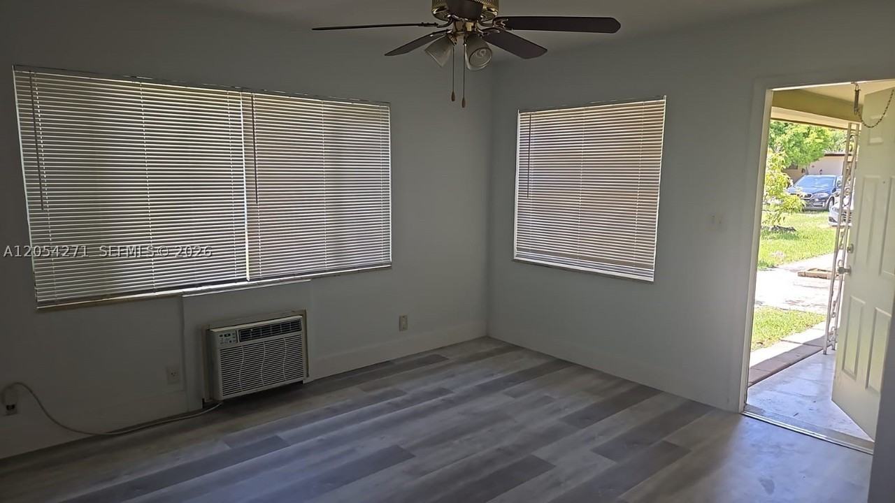 808 Ne 10th St #3 - Photo 4 of 14