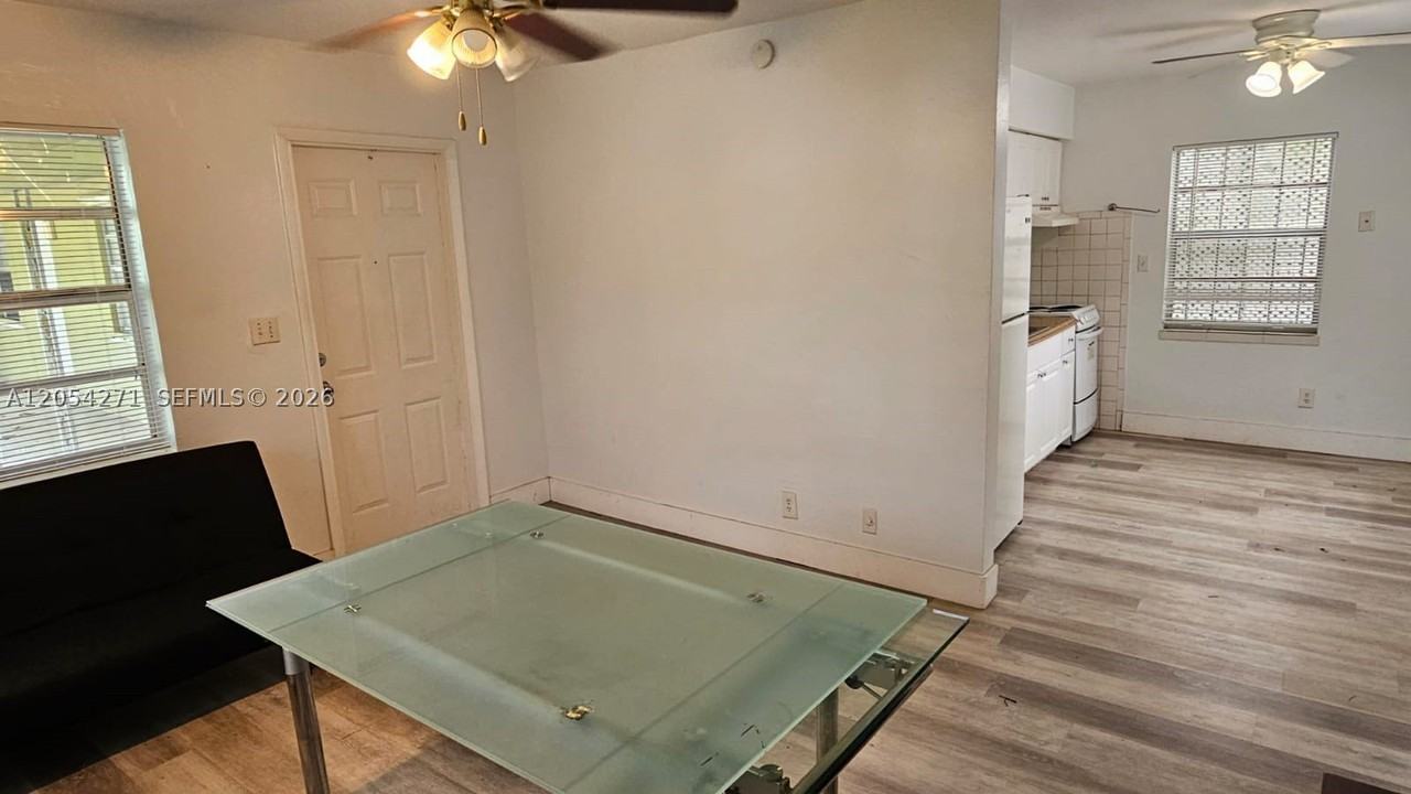 808 Ne 10th St #3 - Photo 5 of 14