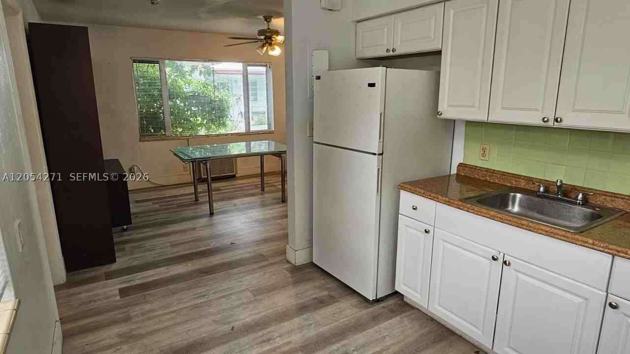 808 Ne 10th St #3 - Photo 6 of 14