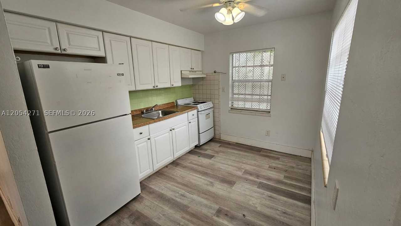 808 Ne 10th St #3 - Photo 7 of 14