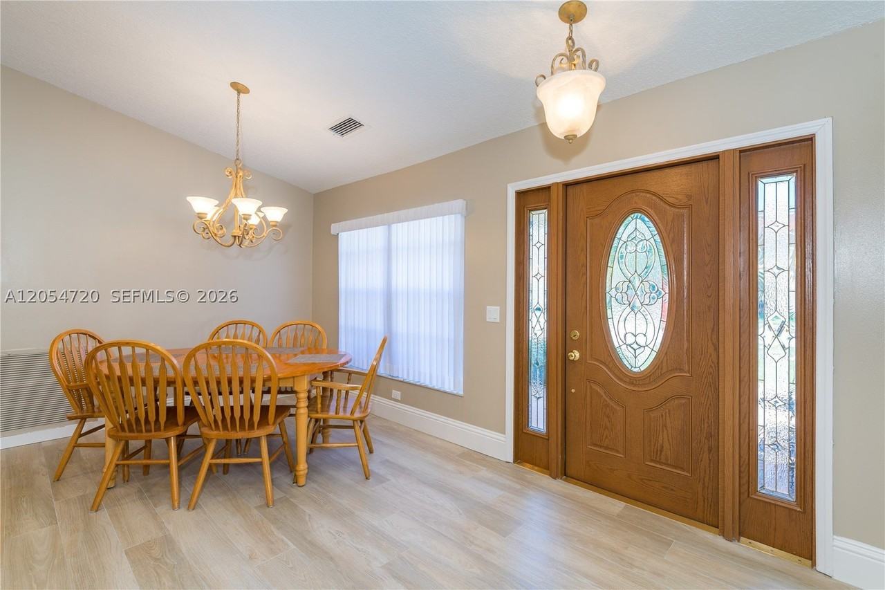850 Amherst Ave - Photo 4 of 31