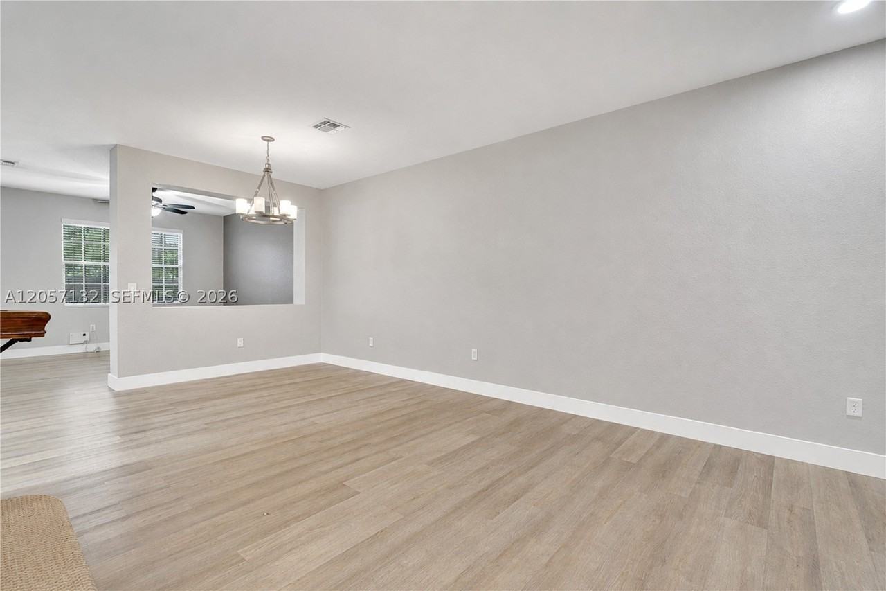13005 Riverwalk Cir N - Photo 5 of 35