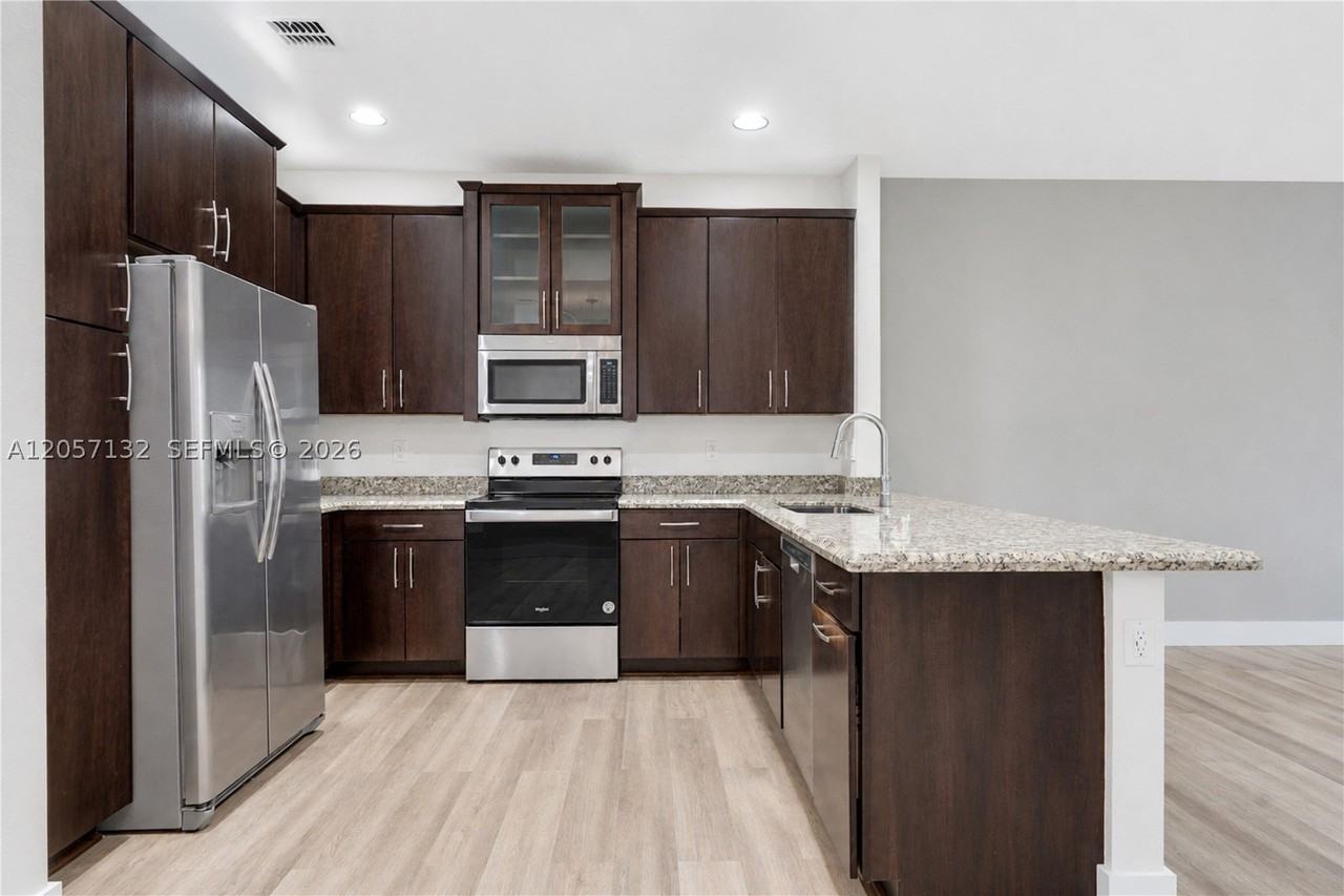 13005 Riverwalk Cir N - Photo 7 of 35