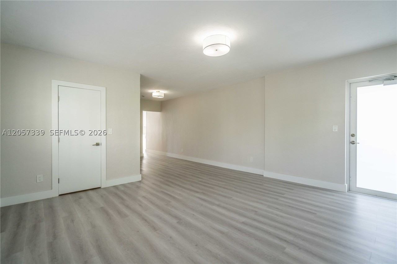 2416 Flamingo Dr #15 - Photo 4 of 18