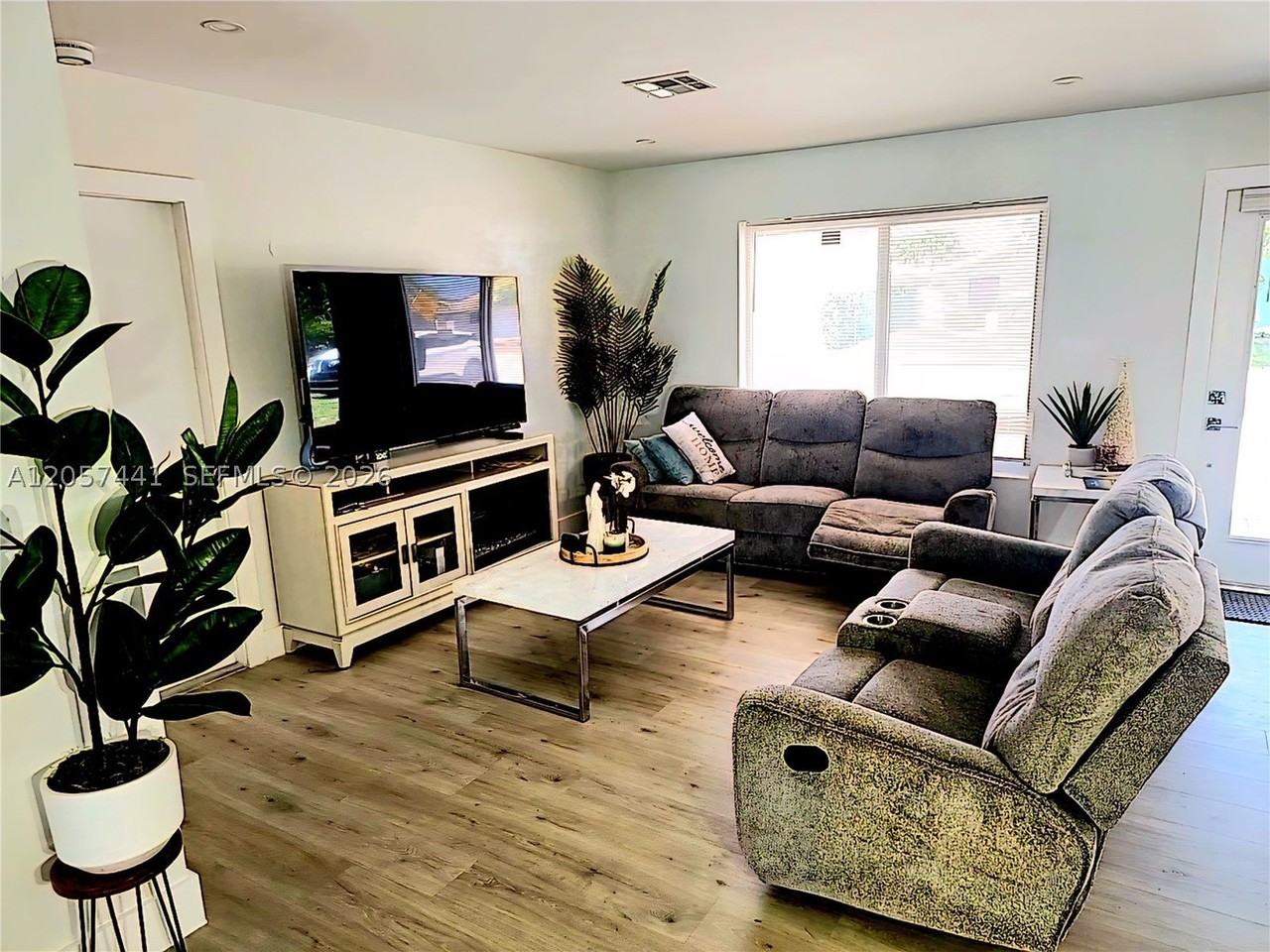 1430 Ne 53rd Ct - Photo 4 of 33