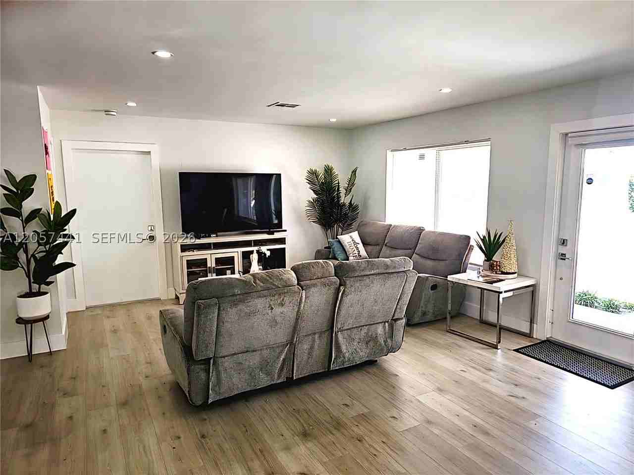 1430 Ne 53rd Ct - Photo 7 of 33
