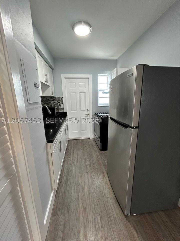 1024 Pennsylvania Ave #2 - Photo 3 of 12