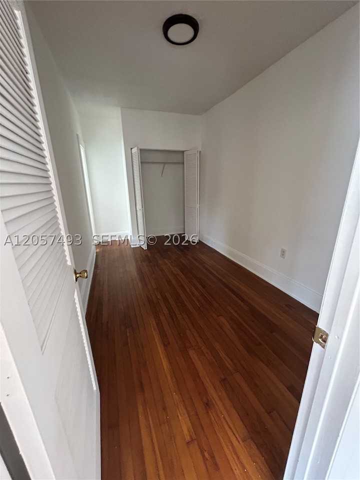 529 Ne 66th St #7 - Photo 4 of 5