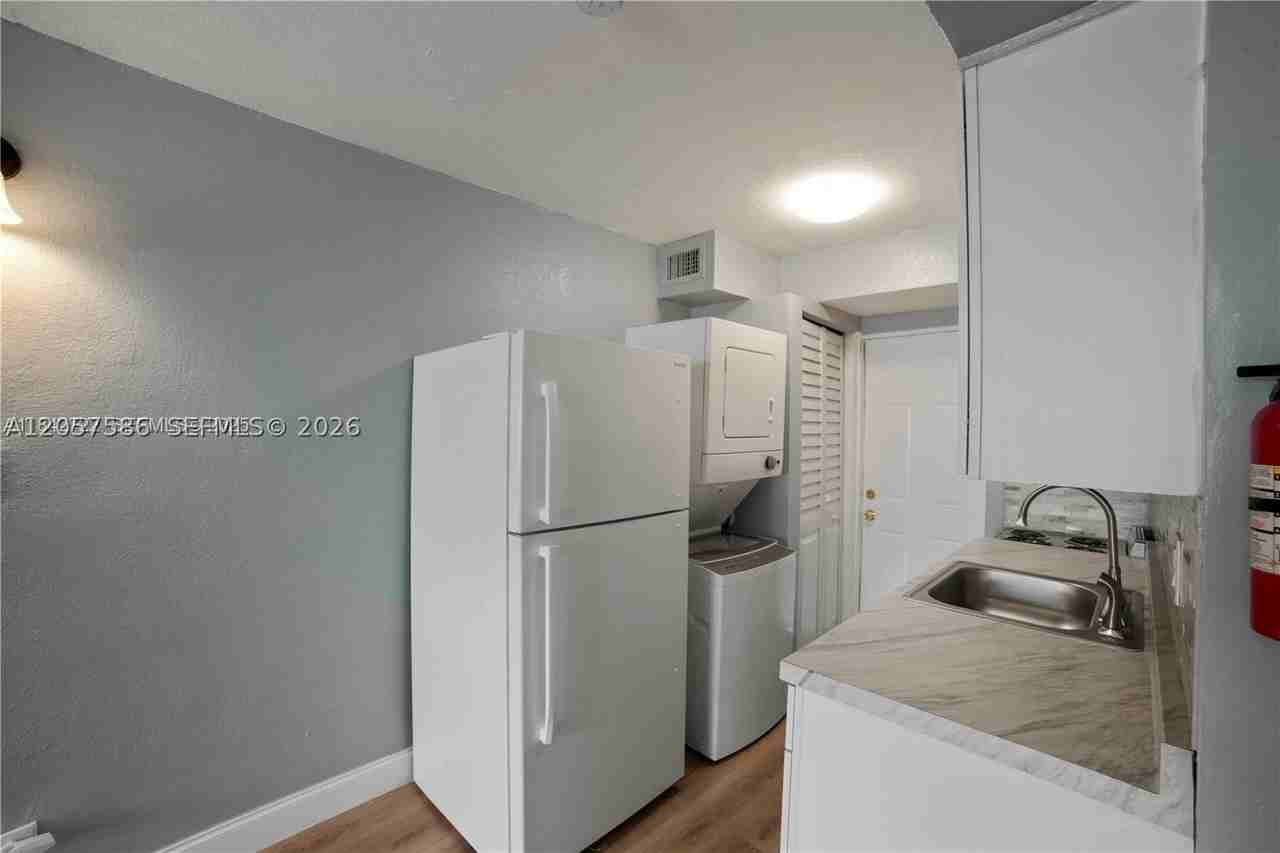 817 Nw 12th Ave #1 - Photo 5 of 13