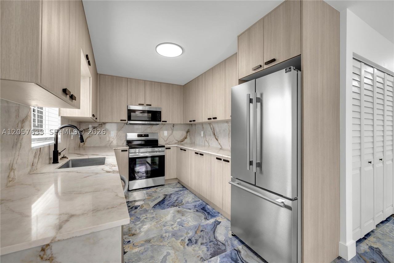10350 Sw 48th St #2 - Photo 3 of 15