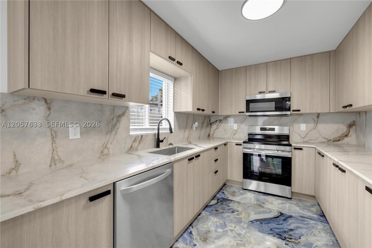 10350 Sw 48th St #2 - Photo 4 of 15