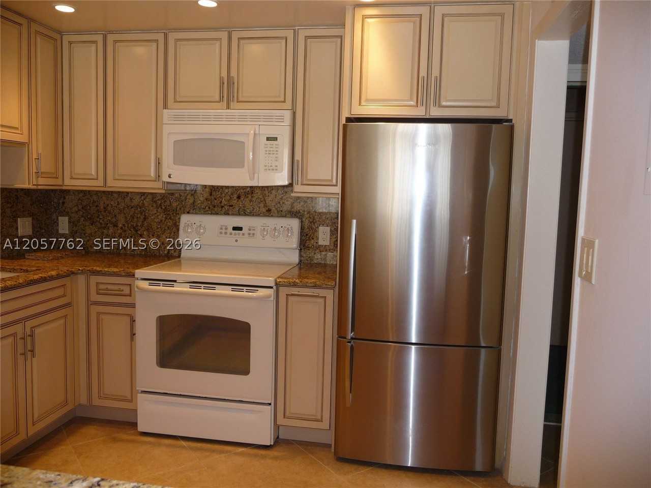 18071 Biscayne Blvd #603 - Photo 4 of 45