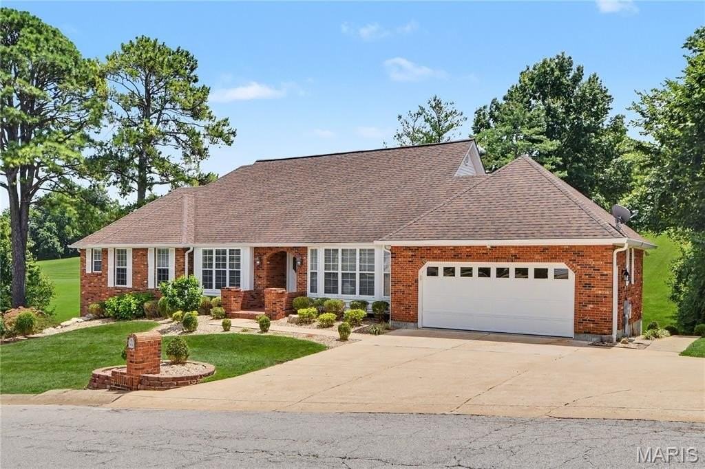 102 Lexington Ln - Photo 2 of 30