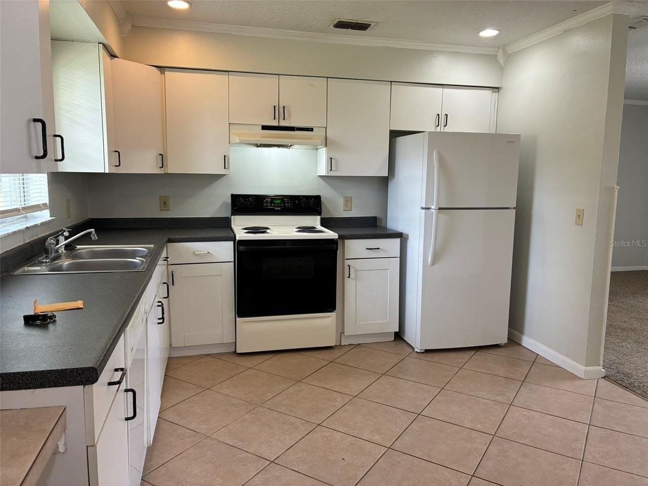 320 Queen Ave - Photo 2 of 16