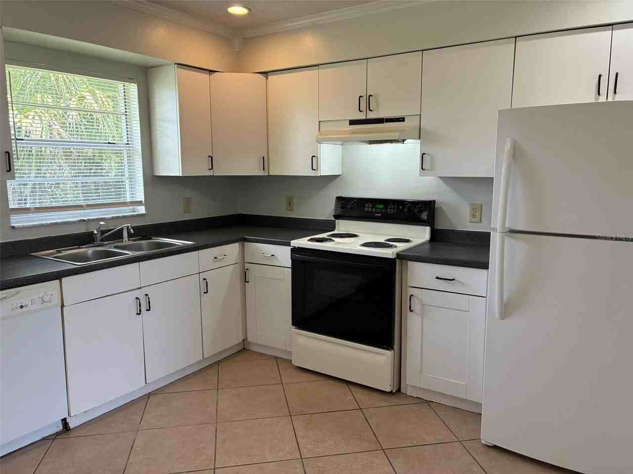 320 Queen Ave - Photo 3 of 16