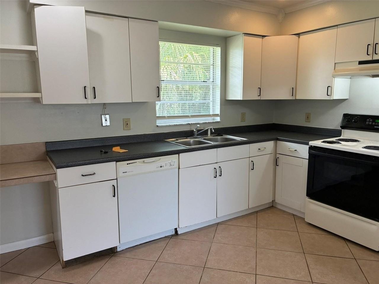 320 Queen Ave - Photo 4 of 16