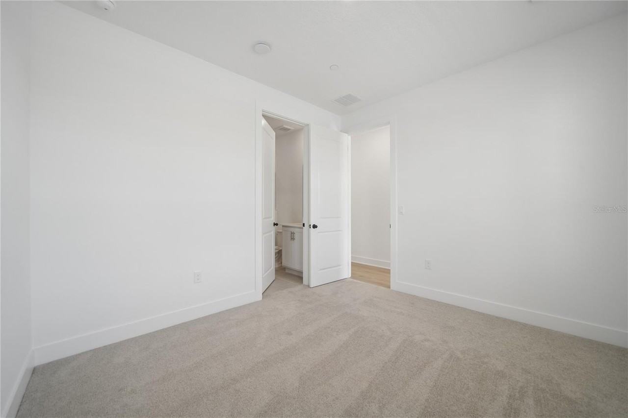 15219 Hamlin Park Dr - Photo 7 of 32