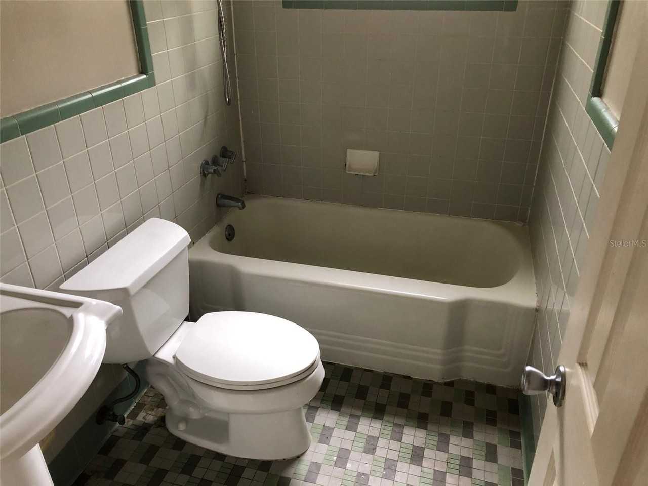 304 Nw 36th St - Photo 4 of 11
