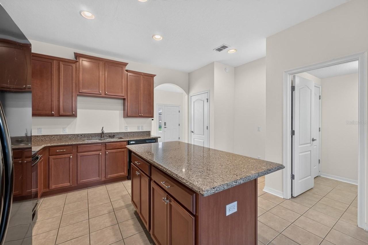 7516 Bentonshire Ave - Photo 5 of 18