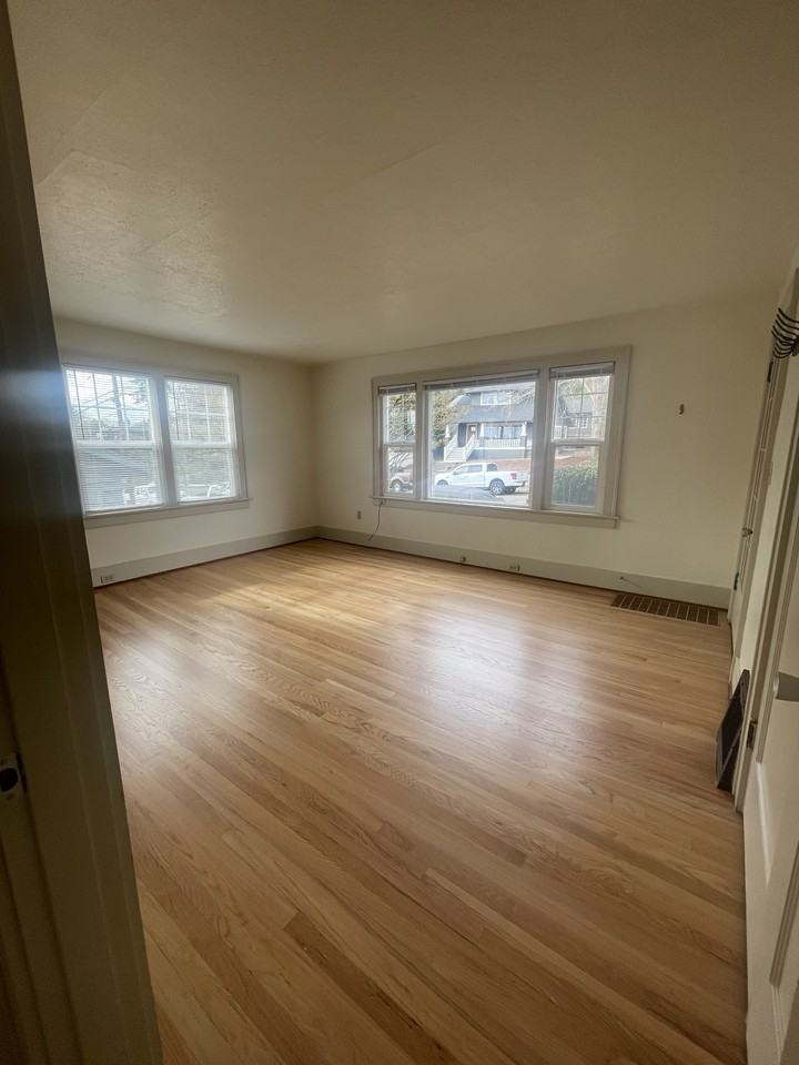 934 Ne 5th Ave #2 - Photo 3 of 10