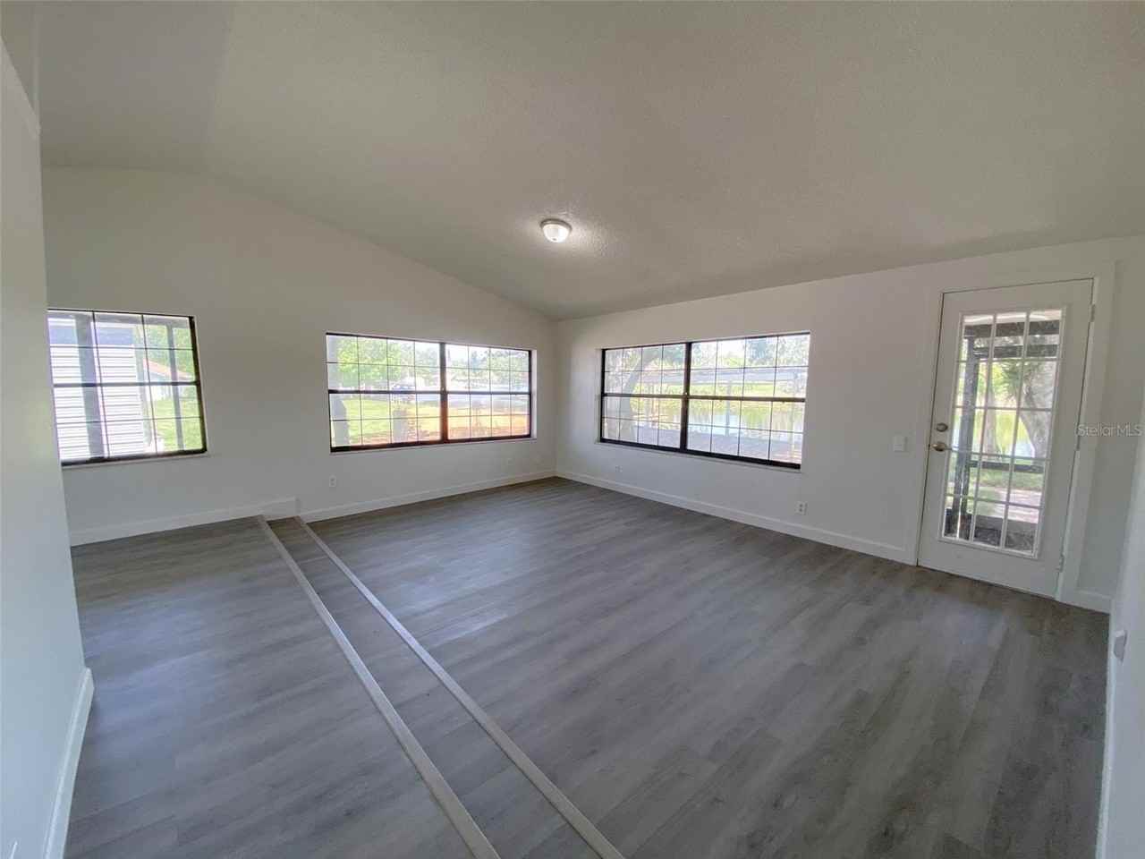 28046 Lois Dr - Photo 3 of 14