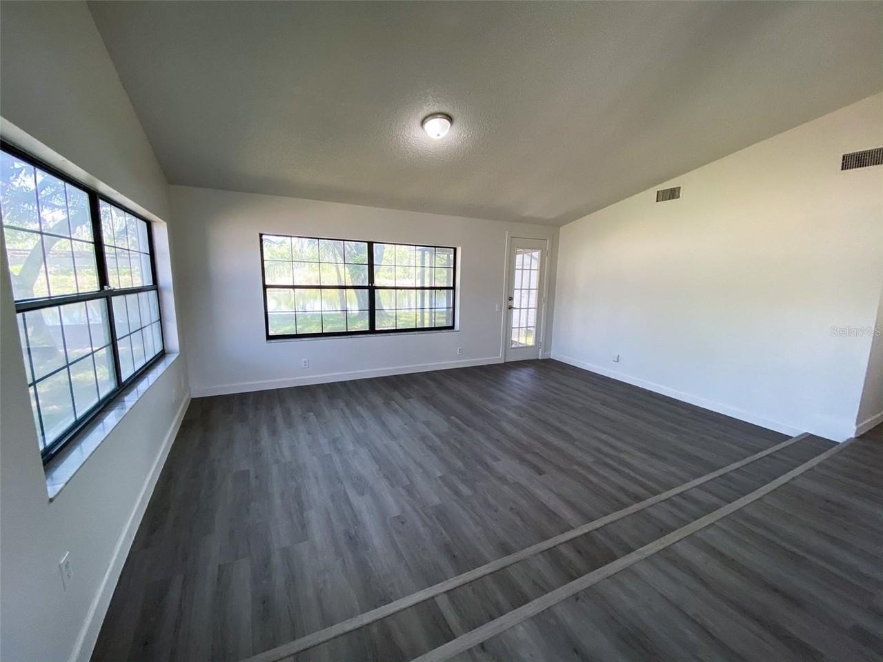 28046 Lois Dr - Photo 4 of 14