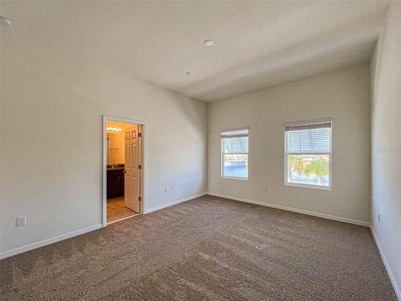 10227 Highline Crest St - Photo 4 of 27