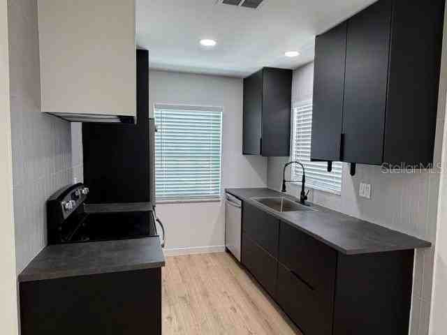 1407 Park Lake St - Photo 3 of 10