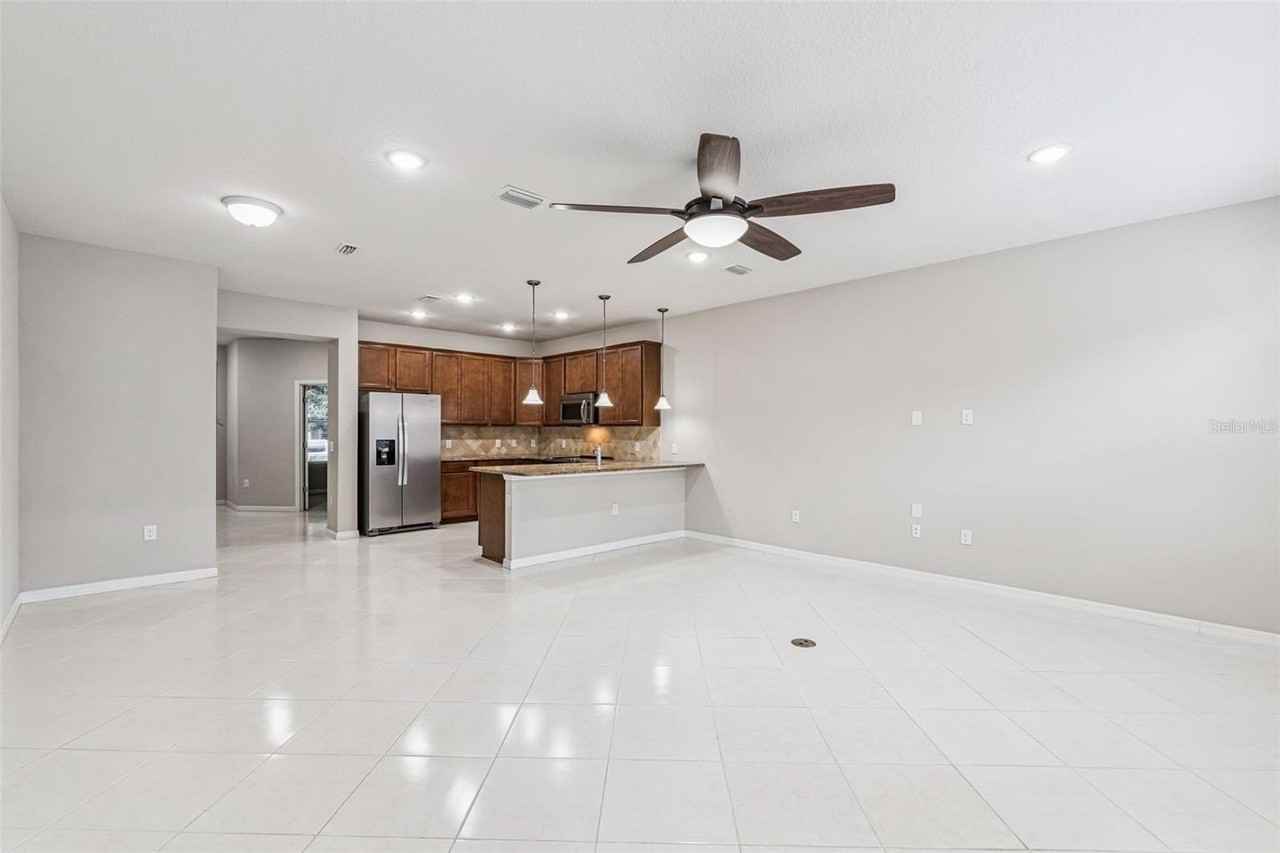7260 Duxbury Ln - Photo 3 of 32