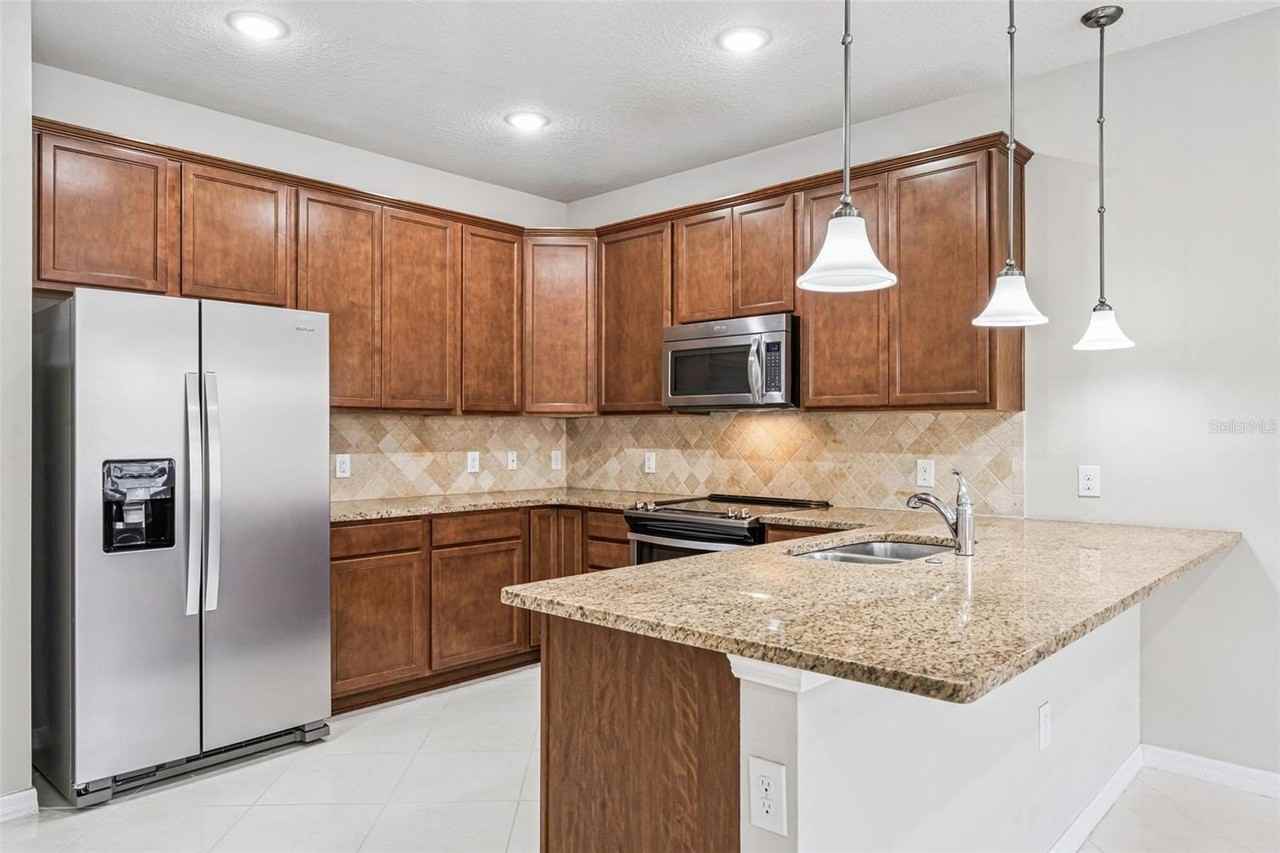 7260 Duxbury Ln - Photo 4 of 32