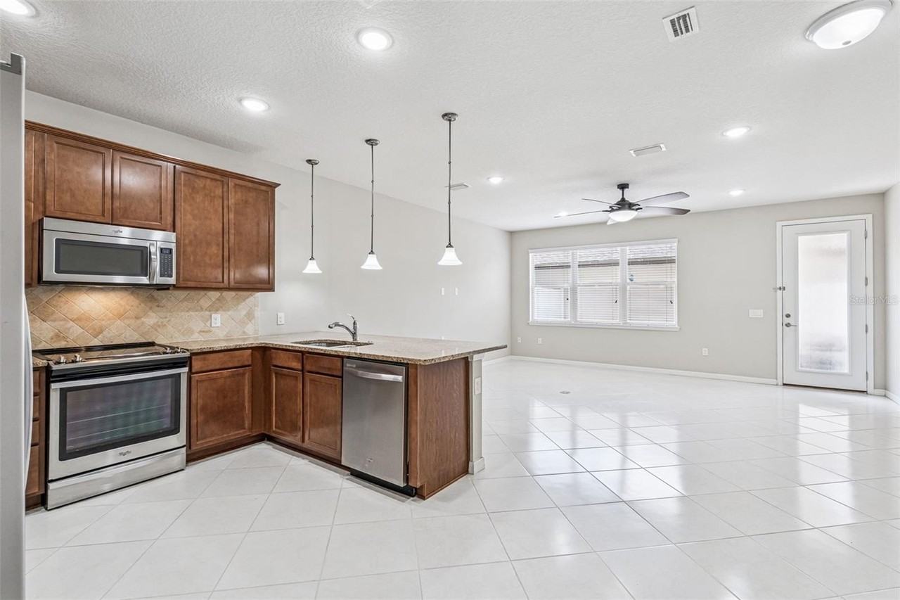7260 Duxbury Ln - Photo 5 of 32