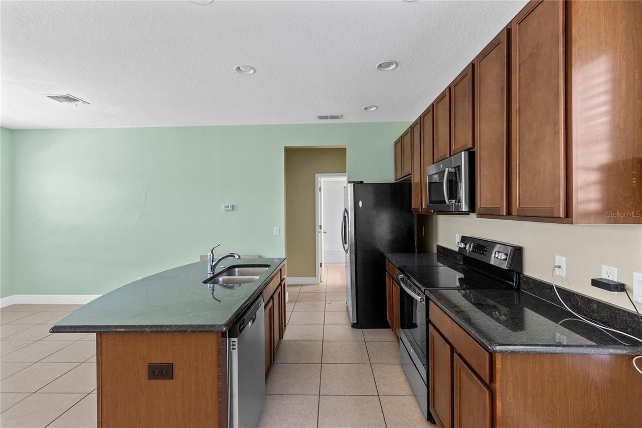 8455 Laureate Blvd - Photo 7 of 21