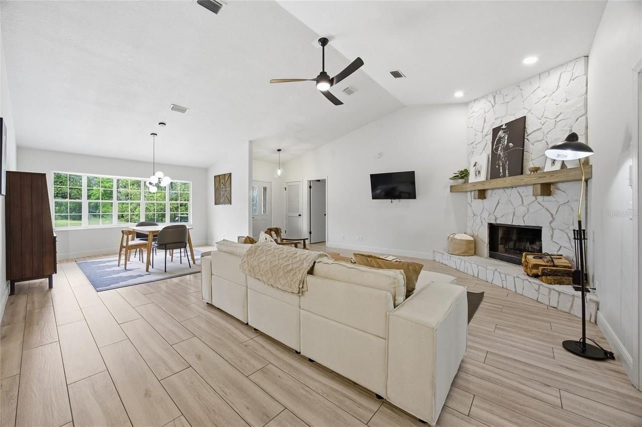 8274 Nw 47th St - Photo 3 of 32
