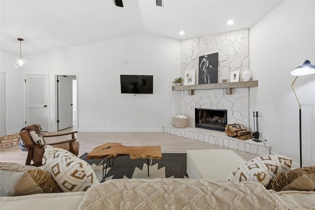 8274 Nw 47th St - Photo 5 of 32