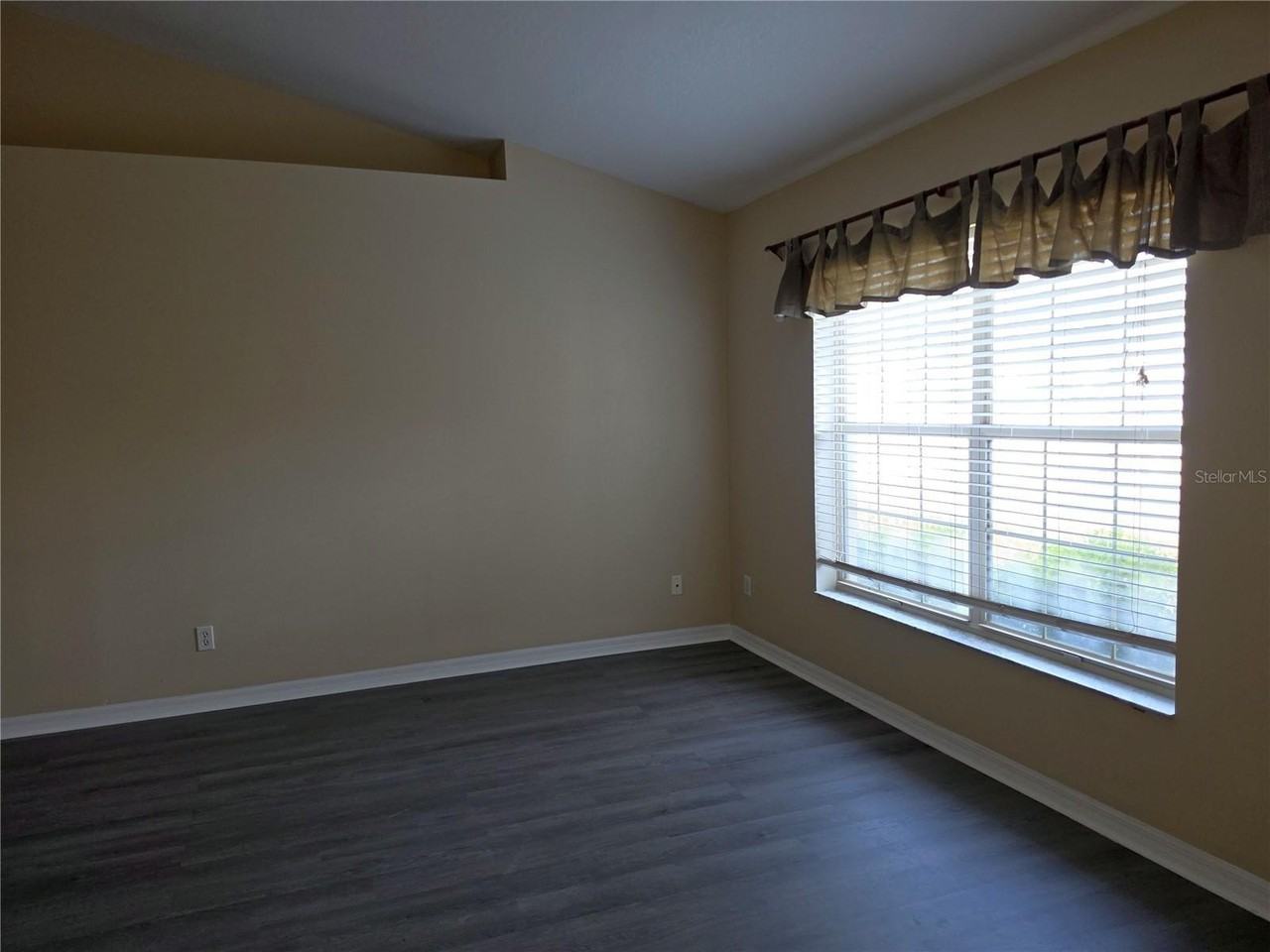 1750 Ne 40th St - Photo 2 of 29