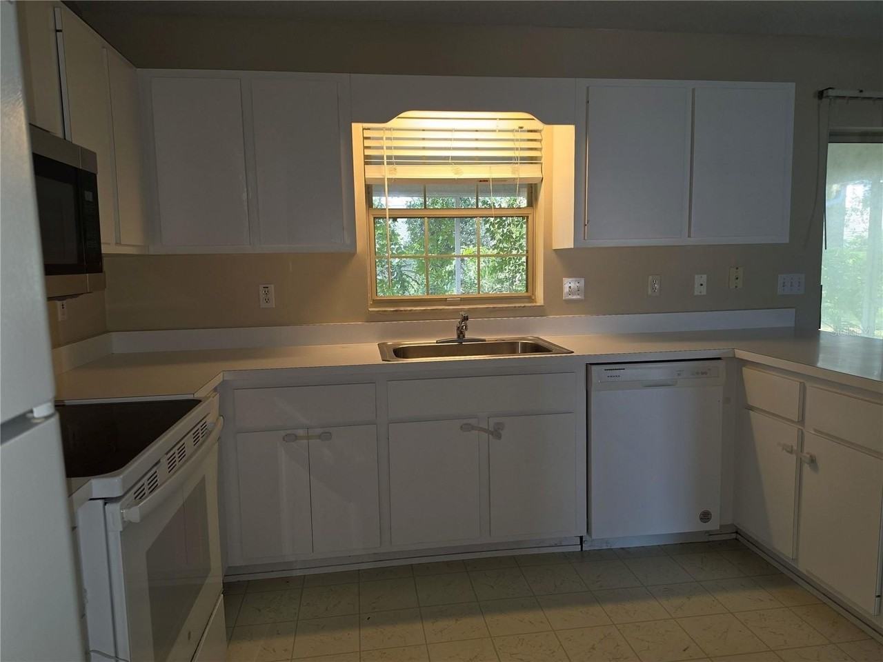 1750 Ne 40th St - Photo 6 of 29