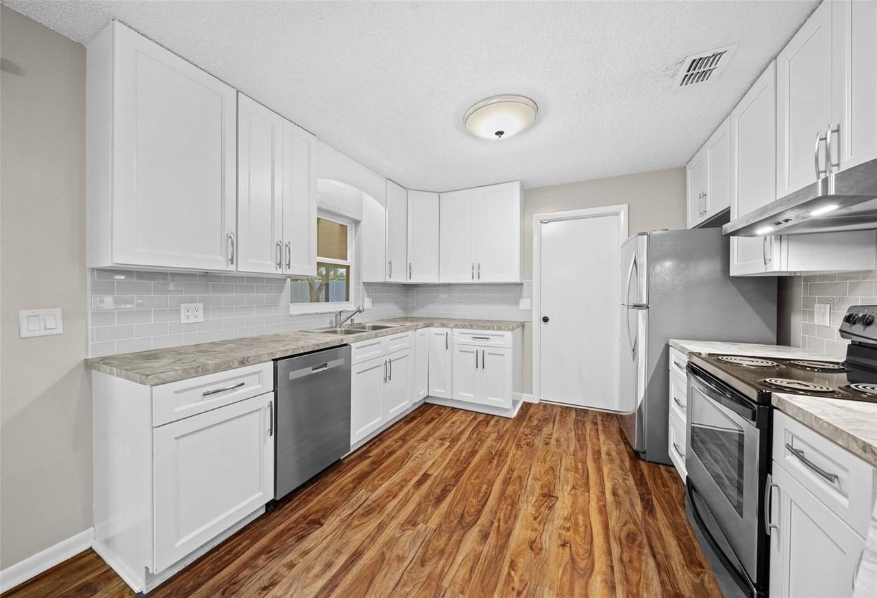 1820 Se 57th Ave - Photo 4 of 22