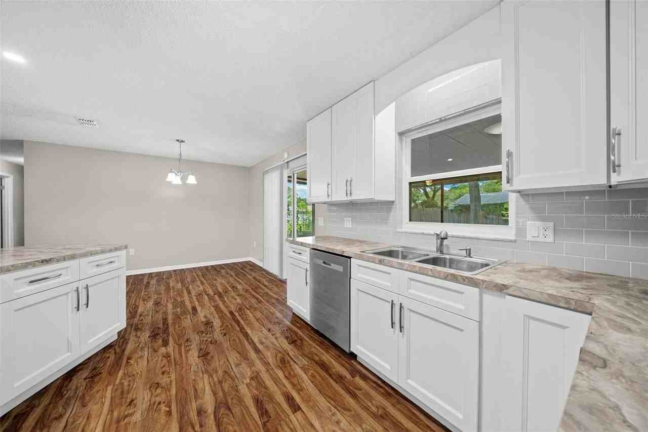 1820 Se 57th Ave - Photo 5 of 22
