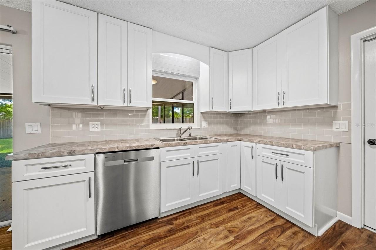 1820 Se 57th Ave - Photo 7 of 22