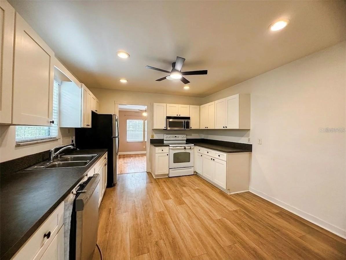 702 Avenue H Ne - Photo 7 of 20
