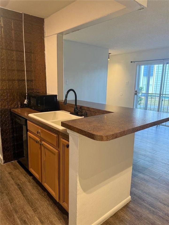 3827 Bay Club Cir #103 - Photo 7 of 29