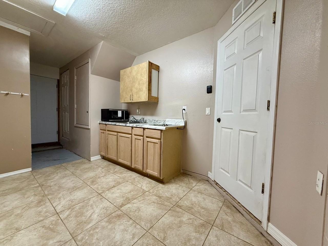 23737 Lake Ave - Photo 2 of 11